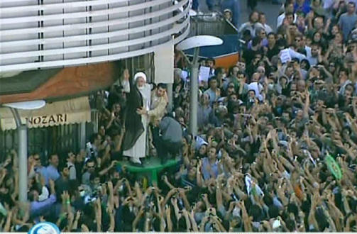 MASSIV ST�TTE: Tv-bilder viser at Mehdi Karroubi, en av de andre tapende presidentkandidatene, ogs� deltok i dagens demonstrasjoner i Teheran.