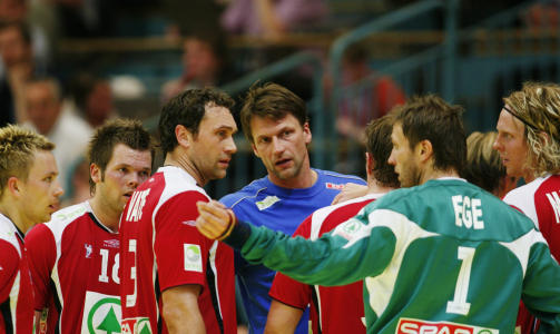 SUKSESSTRENER: Robert Hedin har s� langt hatt stor suksess med h�ndballgutta. Foto: Gorm Kallestad / SCANPIX