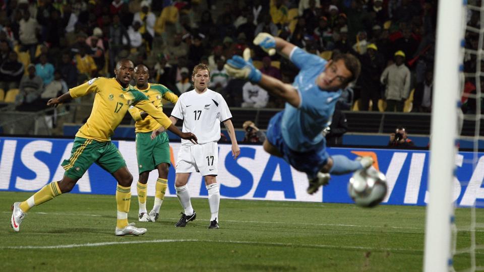 REVANSJ: Bernard Parker ser ballen seile forbi New Zealands m�lvakt Glen Moss. En fin oppreisning etter at han ble syndebukk i �pningskampen. Foto: SCANPIX/EPA/HALDEN KROG
