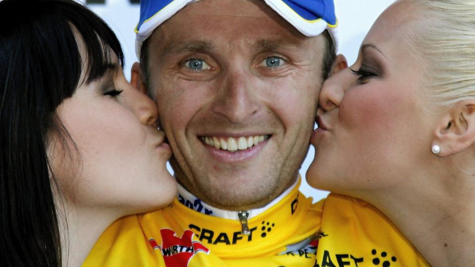 SEIERSMASK: Slovenske Tadej Valjavec fra Ag2R La Mondiale f�r kyss av Miss Sveits Christa Rigozzi, til h�yre, og Amanda Amman, etter � ha forsvart ledertr�ya p� den femte etappen i Sveits rundt. Foto: SCANPIX/EPA/JEAN-CHRISTOPHE BOTT