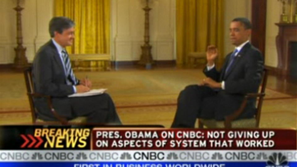 SMEKK! Bildet viser USAs president Barack Obama som er i ferd med � kverke en flue som svirrer foran ansiktet hans under et intervju. Til venstre sitter CNBCs korrespondent John Harwood, left. Foto: CBC/AP