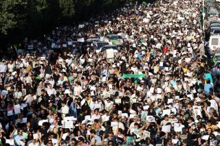 OPPR�R: For femte dag p� rad trakk tusenvis av iranere p� gata i Teheran, i protest mot de sier er valgfusk utf�rt av president Ahmadinejad. Foto: SCANPIX/EPA/FARS
