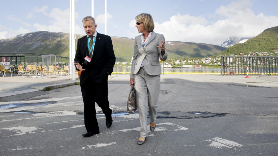 PROMINENTE GJESTER: I g�r kveld �nsket justisminister Knut Storberget visegeneralsekret�r i Europar�det, Maud de Boer-Buquicchio, velkommen til Troms� og justisministerkonferansen �Breaking the silence�, der temaet er vold i n�re relasjoner. - Vi setter vold mot kvinner og barn h�yt opp p� agendaen, sier hun. Foto: Ingun A. M�hlum