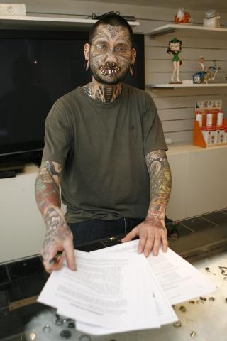 FORSVARER SEG: Tatov�ren Rouslan Toumaniantz sier 18-�ringen angret seg f�rst i ettertiod. Foto:SCANPIXEPA/PETER DECONINCK