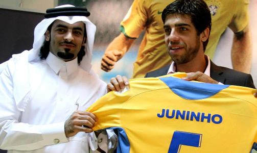 KLAR FOR MIDT�STEN: Juninho viser fram Al-Gharrafa-drakta. Foto: AFP