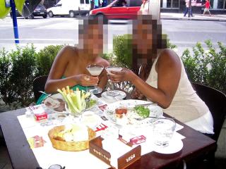 FERIE: Bildene skal if�lge politiet vise at jentene er p� en vanlig ferietur. Foto: Privat