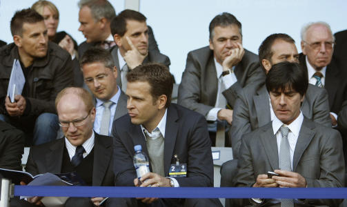 MANGE DRESSER: Blant agenter og speidere p� U21-tribunene er ogs� Tysklands sportssjef Oliver Bierhoff og landslagstrener Joachim L�w. Foto: REUTERS