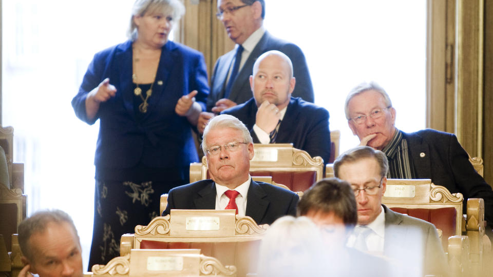 INGEN TILLIT: Opposisjonen, deriblant Carl I. Hagen, Erna Solberg og Per Kristian Foss fremmet i dag mistilmistillitsforslag mot statsr�d Sylvia Brustad for hennes h�ndtering av den s�kalte Aker-saken. Foto: Heiko Junge / SCANPIX
