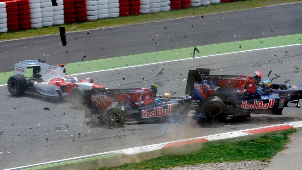 FRYKTER KRASJ: FIA frykter at formel 1-sirkuset er p� randen av kollaps. Derfor lanserer forbundet et kompromiss som skal f� med teamene videre.Foto: SCANPIX/EPA/TONI ALBIR