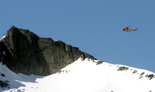 OMKOM ETTER FJELLTUR: Et Sea King redningshelikopter fra Bod� lokaliserte torsdag formiddag br�dreparet som omkom etter � ha besteget fjelltoppen Hollenderen p� Kval�ya utenfor Troms�. Foto: Jan-Morten Bj�rnbakk / SCANPIX