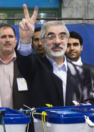 DEN EGENTLIGE VINNEREN?: Reformvennlige Mir Hossein Mousavi og hans tilhengere hevder at han er valgets riktige vinner. Her den tidligere statsministeren mens han avgir sin stemme sist fredag. Foto: RAHEB HOMAVANDI/REUTERS/SCANPIX