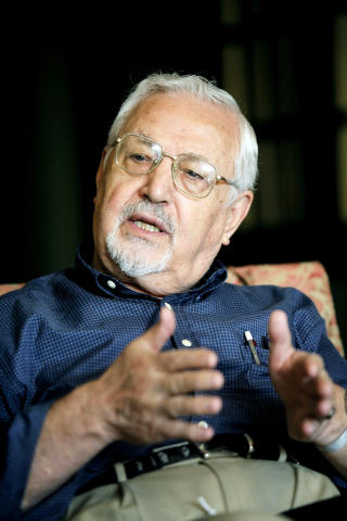 DRATT UT AV SYKESENGA: Den tidligere utenriksministeren Ibrahim Yazdi (78) ble dratt ut av sykehussenga og arrestert av paramilit�re styrker. Han var innlagt til rutinesjekk p� grunn av sin kreftsykdom. Her fra et m�te med Dagbladet i 2007. Foto: JACQUES HVISTENDAHL