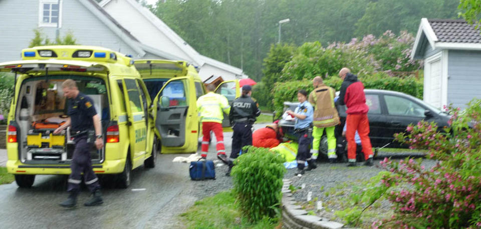 FANT JENTA UNDER BILEN: Den kvinnelige sj�f�ren hadde parkert hjemme da hun oppdaget hva som var skjedd. I mellomtida hadde et �yenvitne meldt fra til politiet. Foto: TOR KEISER