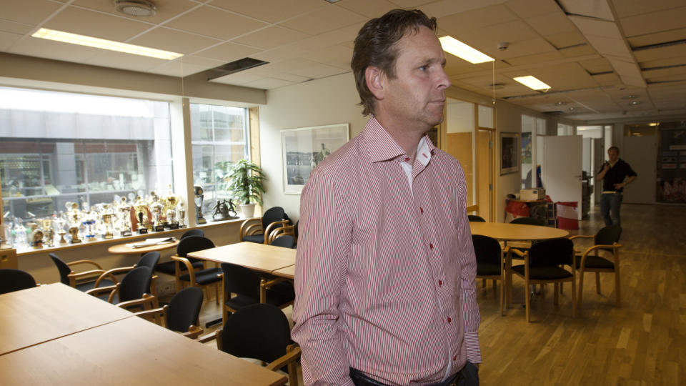 T�FFE DAGER: Lyn-direkt�r Erik Langerud i Lyns lokaler p� Ullev�l Stadion i ettermiddag. Lyn Oslo ber kreditorene om betalingsstans for all gjeld klubben har p�dratt seg. I tillegg vil klubben redusere l�nnen med 10 prosent.
Foto: Morten Holm / SCANPIX