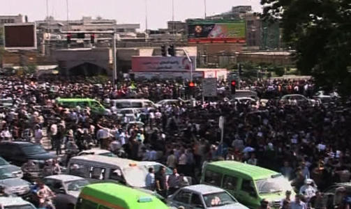 GIKK I GATENE: Dette bildet fra iranske PRESS TV og viser demonstrasjonene i dag. Foto: PRESS TV/AP/SCANPIX
