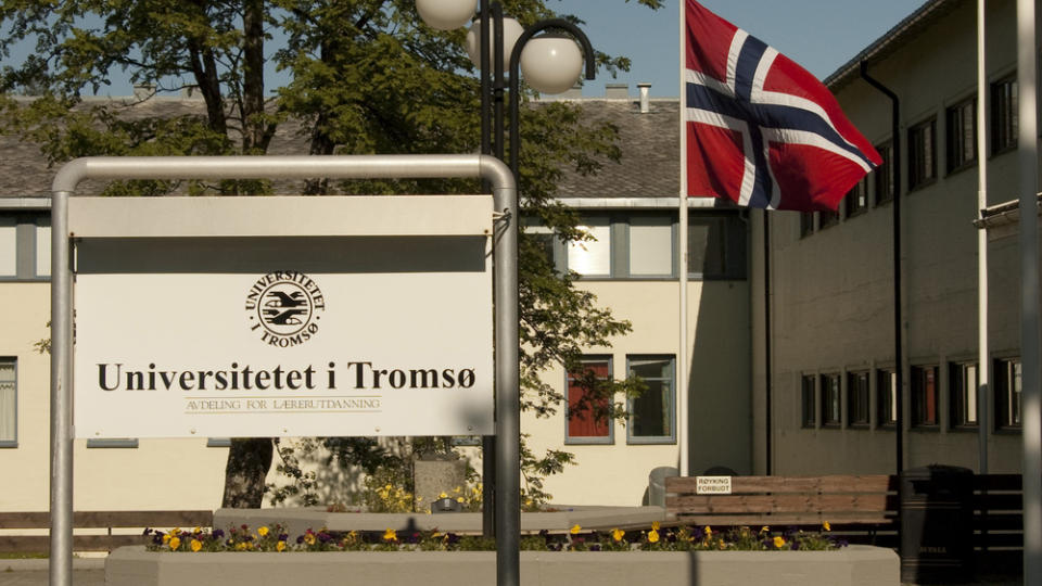 TUNG DAG: Det var helt stille utenfor avdeling for l�rerutdanning ved Universitetet i Troms� i g�r ettermiddag, der flagget vaiet p� halv stang den f�rste soldagen. Nok en gang har universitetet mistet en student p� tragisk vis. Foto: Kaja Baardsen
