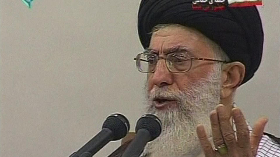 HOLDER FREDAGSB�NN: Ayatolla Ali Khamenei, Irans �verste leder, vil holde fredagsb�nnen i Teherans universitet fredag. Foto: IRIB/AP/SCANPIX