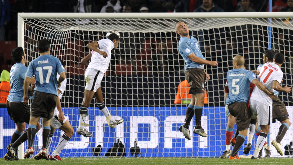 SENKET STORHETEN: Egypts Mohamed Homos header inn vinnerm�let mot Italia, via stolpen. Foto: SCANPIX/AP/Martin Meissner