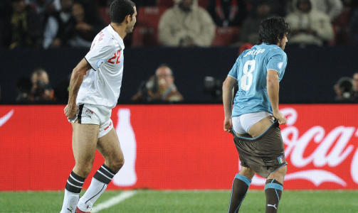 AVKLEDD? Gennaro Gattuso m�tte dra p� seg buksa etter en duell med Mohamed Aboutrika. Foto: SCANPIX/AFP/VINCENZO PINTO