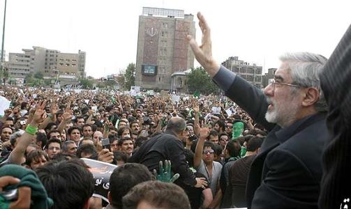 TALTE I G�R: Mir Hossein Mousavi taler til sine tilhengere i Iran under en s�rgemarsj torsdag, der hundretusener mintes de drepte i oppr�rene etter valget. Foto: GHALAM NEWS VIA FLICKR