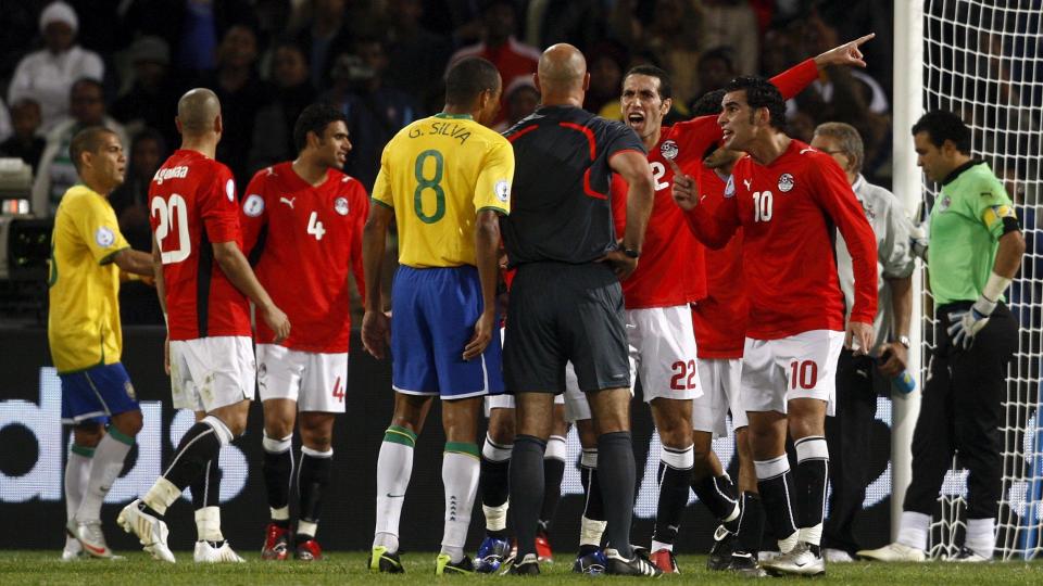 LURTE IKKE WEBB: FIFA hevder linjemannen s� det bildene viste, at ballen traff den egyptiske backen i armen, og ga Howard Webb beskjed om � bl�se straffe til Brasil. Men FIFA fjerner uansett tv-monitorene fra sidelinja. Foto: SCANPIX/EPA/OLIVER WEIKEN FIFA Terms and Conditions apply www.epa.eu/downloads/fifatcs.pdf