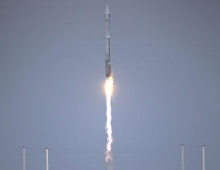 OPP, OPP: Begge sondene ble skutt opp med en Atlas V-rakett p� Cape Canaveral i Florida. Foto: SCANPIX/AFP PHOTO / NASA / Bill Ingalls