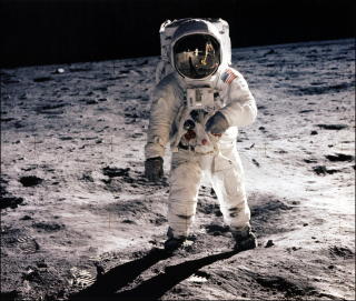 ET LITE STORT SKRITT: Det er 40 �r siden mennesket f�rst satte fot p� m�nen. Her tar astronauten Edwin E. Aldrin noen av menneskehetens f�rste skritt under Apollo 11-oppdraget med Neil Armstrong. For fem �r siden sa dav�rende president Bush at vi skal tilbake til m�nen innen 2020. Foto: NEIL ARMSTRONG/AFP/NASA/SCANPIX