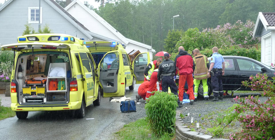 FUNNET UNDER BIL: Den 13-�rige jenta ble funnet av den kvinnelige sj�f�ren av personbilen til h�yre. Da var hun slept fra Slemmestad til Vollen i Asker - fler kilometer unna. Foto: TOR KEISER