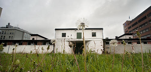 STRIDENS KJERNE: Heyerdahls gamle ridehus, der han selv tilbrakte mange timer p� hesteryggen, ble solgt til Dagbladet i 2007 for 130 millioner kroner. Siden den gang har byggetillatelsen g�tt ut. Foto: John T. Pedersen / Dagbladet