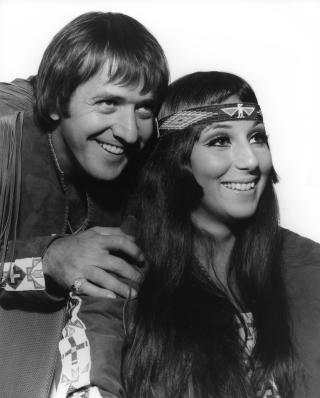 SIN TIDS STORE KJENDISPAR: Cher og Sonny Bono p� Top of the pops i 1966.