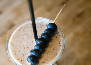 BL�B�R- OG BANANSMOOTHIE: 5 minutter.