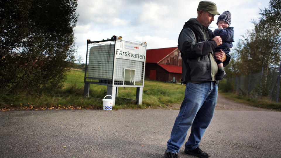 GIFTFRYKT: Svein Henriksen er skremt over at hans drikkevann har v�rt forgiftet. Her med datteren Annie som har spist barnegr�t laget med springvannet. Foto: Jari V�litalo/Hallandsposten