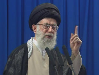 OPPOSISJONEN HAR ANSVARET: Irans �verste leder, Ayatollah Ali Khamenei, retter en advarende pekefinger mot demonstrantene. Foto: AP Photo/IRIB/Scanpix