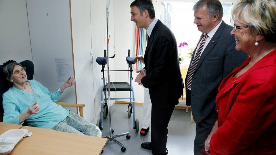 NY REFORM: I morgentimene i dag bes�kte statsminister Jens Stoltenberg, helse- og omsorgsminister Bjarne H�kon Hanssen og kommunal- og regionalminister Magnhild Meltveit Kleppa  bo- og rehabiliteringssenteret Abolds� i Oslo hvor de blant annet fikk hilse p� pasient Else S. Hauge. Klokka 12.30 i dag legger Hanssen fram den nye helsereformen. Foto: JACQUES HVISTENDAHL