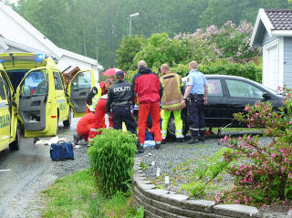 SLEPT FLERE KILOMETER: Jenta ble funnet under den 28-�rige kvinnens bil ved hennes hjem i H�ymyrmarka i Asker. Kvinnen gikk i sjokk og har v�rt ute av stand til � la seg avh�re. Foto: TOR KEISER