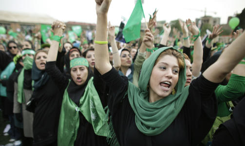 FOLKEPROTEST: Mange hundretusener av iranere nekter � godta det offisielle resultatet av presidentvalget, som gir en overveldende seier til sittende president Mahmoud Ahmadinejad. Protestene og kravet om nyvalg tar ikke slutt og mange frykter n� at det sittende regimet vil g� til ytterligere voldsbruk mot demonstrantene. Foto: Scanpix/AP