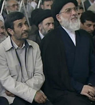 LYTTER: Irans president Mahmoud Ahmadinejad h�re p� talen til ayatollah Ali Khamenei. Foto: Scanpix