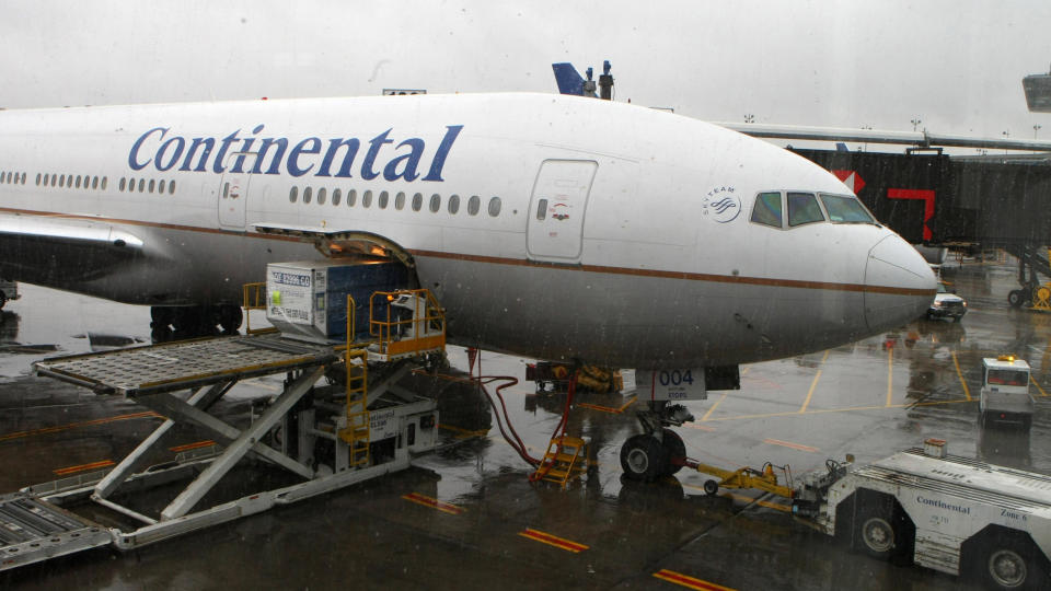 PILOTEN D�DE P� TUREN: Continental Airlines' flight 61 landet trygt p� flyplassen i Newark, etter at piloten d�de av naturlige �rsaker p� vei over fra Br�ssel i Belgia. Foto: SCANPIX/Daniel Barry/Getty Images/AFP