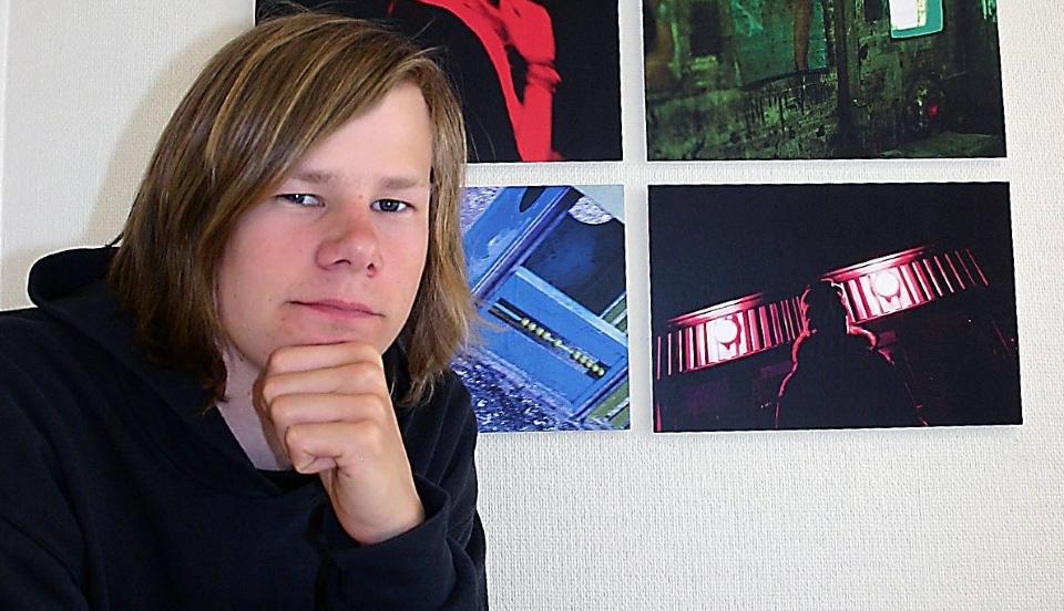 FOTOTALENT: Stian Hustad H�pnes (21) gikk p� naturfotolinja p� Lofoten folkeh�gskole, og hadde allerede vunnet flere utmerkelser for bildene sine. I g�r omkom han sammen med sin bror Mats i en klatreulykke p� Kval�ya utenfor Troms�. Foto: Gro B. R�iland / �stlandets Blad