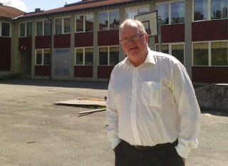 SKOLEN HARDT RAMMET: Slemmestad ungdomsskole er hardt rammet av ulykken; b�de 13-�ringen og hennes to eldre s�sken er elever ved skolen. Rektor Iver Hole holder skolen �pen i to uker for elever og l�rere som trenger � snakke ut om det som er hendt. MMS-foto: HANS-MARTIN TH�MT RUUD