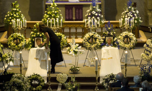 EN BLOMST: Bertha Marie Moholt la en tulipan ved bildet av sin avd�de
ektemann Karsten Aleksander Moholt. Foto: Tor Erik H. Mathiesen