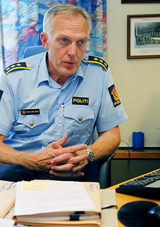 ETTERFORSKER: Lensmann Erling Arne Meek ved R�yken politistasjon. Foto: JACQUES HVISTENDAHL/DAGBLADET