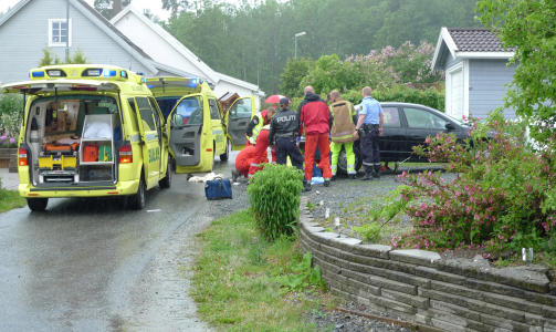 FUNNET UNDER BIL: Den 13-�rige jenta ble funnet av den kvinnelige sj�f�ren av personbilen til h�yre. Da var hun slept fra Slemmestad til Vollen i Asker - flere kilometer unna. Foto: TOR KEISER