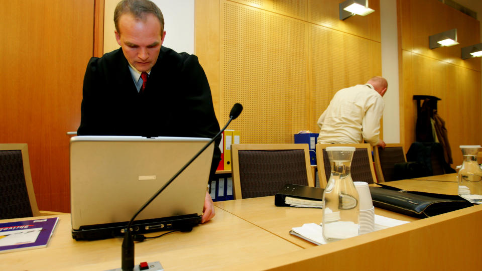  GIKK TIL POLITIET:  - Av hensyn til andre involverte i rettssaken m�tte jeg be politiet om beskyttelse, sier advokat Torkjell Solb� etter � ha blitt sl�tt og truet av sin egen klient. Her fra en tidligere rettssak. Arkvfoto: �RN E. BORGEN, SCANPIX.