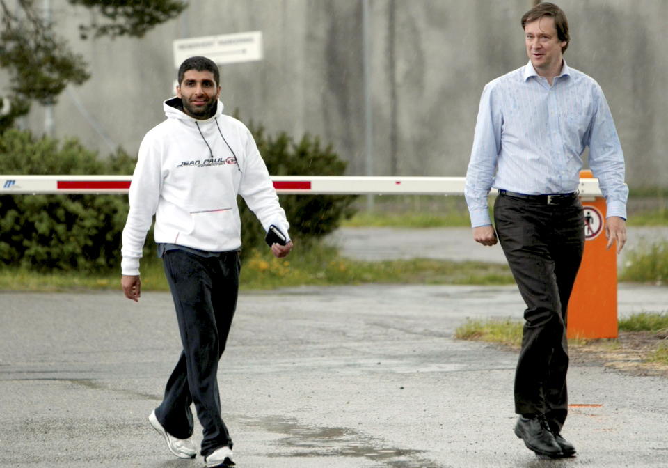 KLAR FOR FAMILIELIV: Arfan Bhatti gikk i dag ut porten p� Ullersmo fengsel sammen med advokat John Christian Elden. Bhatti har n� meldeplikt, men kan eller sbevege seg fritt i Norge. Foto: STIAN LYSBERG SOLUM / SCANPIX
