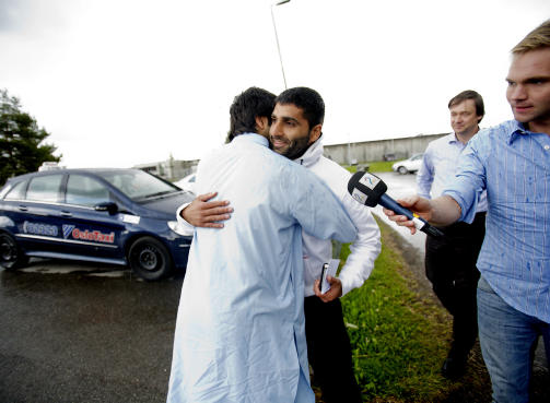 GRATULASJONER: Bhatti fikk en klem av en venn og nabo som m�tte ham utenfor fengselet. Foto: STIAN LYSBERG SOLUM