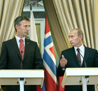 BA OM SALGS-VENT: Jens Stoltenberg (t.v.) m�tte i mai statsminister Vladimir Putin i forbindelse med kommende rettsaken mot Telenor i Russland. FOTO: HENNING LILLEG�RD / DAGBLADET