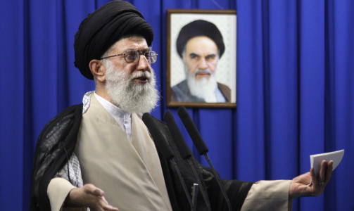 ADVARTE: Ayatolla Ali Khamenei erkl�rte valgresultatet for riktig i sin tale i dag, og advarte de som har protestert i gatene etter valget om alvorlige konsekvenser. Foto: SCANPIX