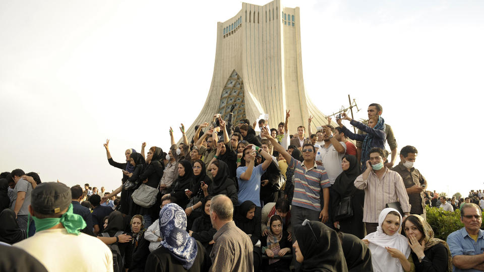 VARSLER SAMLING: Iranske myndigheter har avsl�tt en s�knad om � holde en demonstrasjon som er planlagt � g� til Revolusjonsplassen i Iran l�rdag. Dette bildet er fra mandagens protester p� samme sted. Foto: AFP/SCANPIX