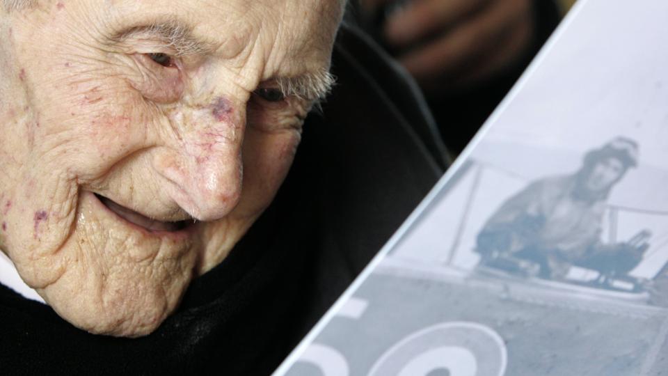 VERDENS ELDSTE MANN: Henry Allingham (113) er erkl�rt verdens eldste mann. Her studerer han et bilde av en pilot under f�rste verdenskrig. Allingham selv var if�lge britiske medier en av grunnleggerne av Royal Air Force i Storbritannia. Foto: REUTERS/SCANPIX